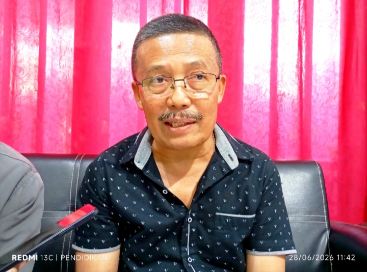 Wakil Ketua DPRD Kota Batu ketika menjelaskan ke awak media. 