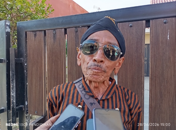 Sesepuh Dusun Karangmloko ketika memberikan keteranganya ke awak media. 