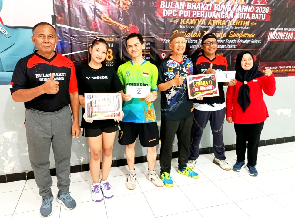 Tampak Juara 1 dan Juara 2 dalam Tournamen Tenis Meja. 