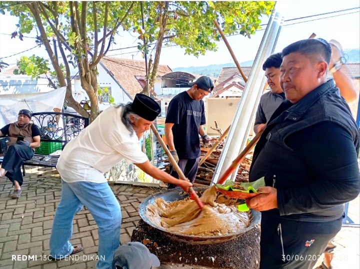 Tampak Kepala Desa bersama warga masyarakat dengan antusias serta semangat mengaduk Jenangnya.