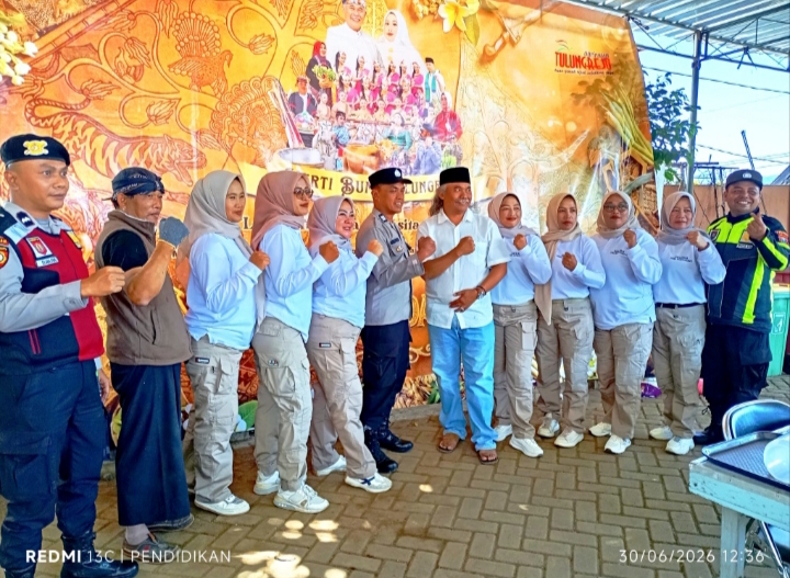 Tampak  Bhabinkamtibmas, Linmas dan kepala desa. 