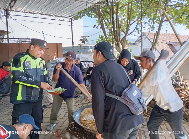 Tampak warga masyarakat beserta Bhabinkamtibmas di acara Njenang. 