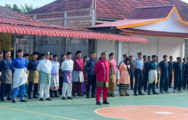 Tampak petugas dan peserta upacara dengan penuh khidmat mengikuti upacara Harganas.