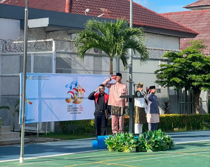 Tampak Penghormatan kepada Sang Saka Merah Putih dalam acara apel. 