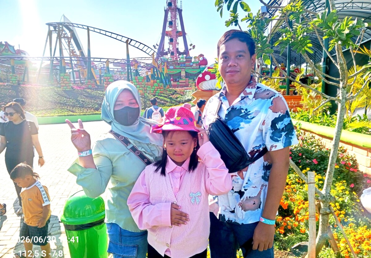 Keluarga Wenda wisatawan dari Gresik ketika menikmati pertunjukan seni dan budaya di Aplitheater Mikutopia. 
