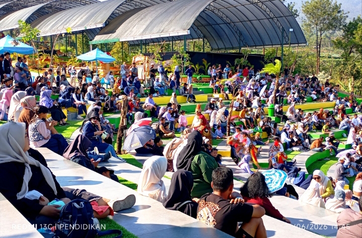 Tampak antusias wisatawan berangsur angsur memenuhi Aplitheater Mikutopia. 