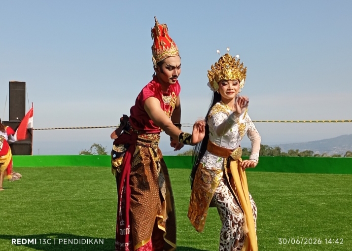Sebuah tarian yang merupakan mengandung arti dari isi ceritanya, tampil memukau wisatawan. 