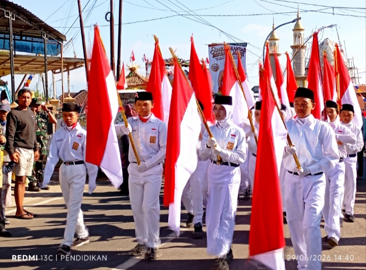 Tampak barisan pembuka, Paskibra dengan langkah penuh semangat. 