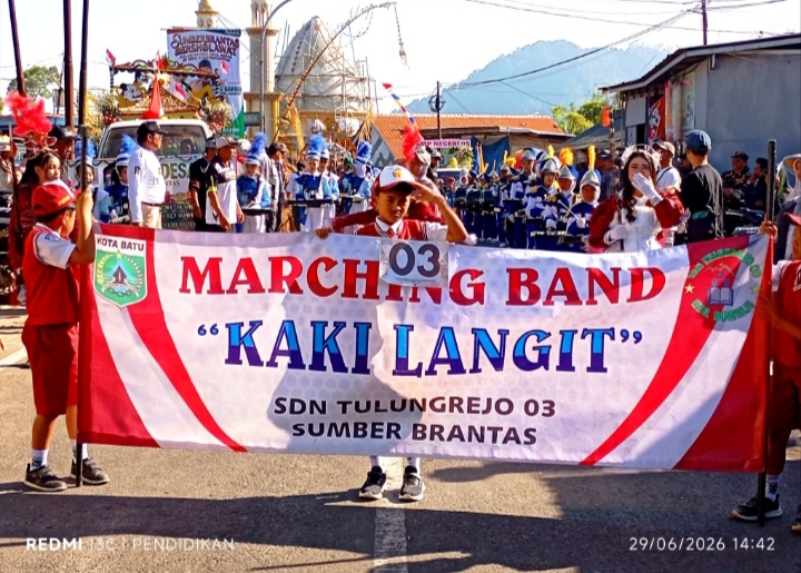 Kemudian dilanjutkan Marching Band dengan semangatnya. 