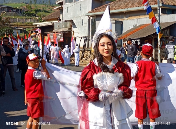 Tampak salah satu Mayoret Marching Band ketika memainkan alatnya. 