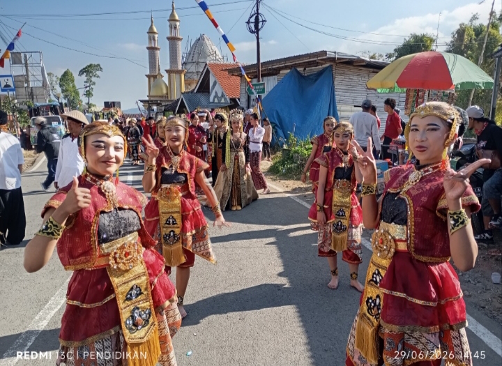 Tampak peserta pawai menggunakan pakaian adat nusantara. 