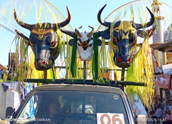 Tampak tiga Kepala Banteng sebagai simbol kesenian yang ada di Desa Sumber Brantas