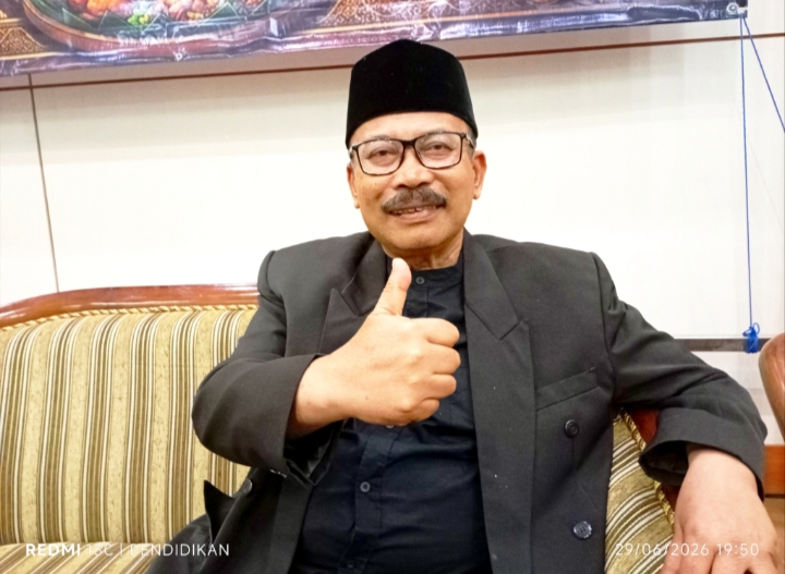Kepala Desa Punten ketika di Gedung Balai Desa. 
