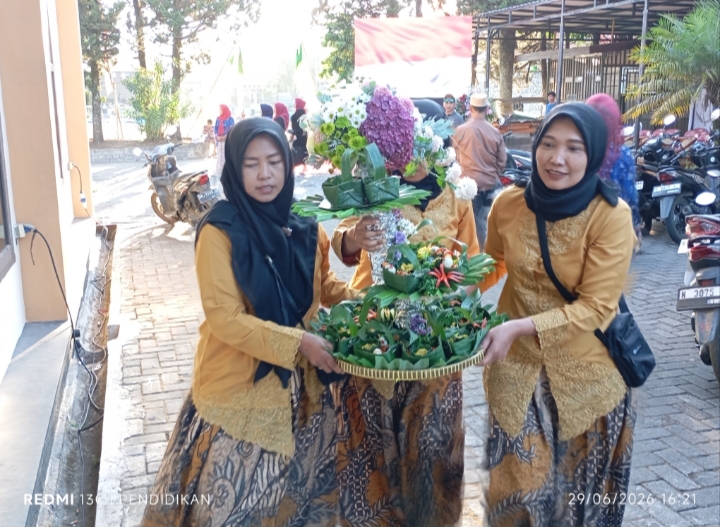 Tampak salah satu peserta festival Jenang Suro ketika membawa hasilnya kedalam gedung balai desa