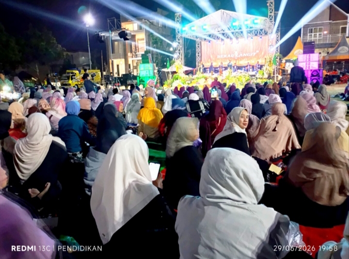 Tampak antusias warga masyarakat Desa Punten memenuhi tempat Pengajian Umum. 