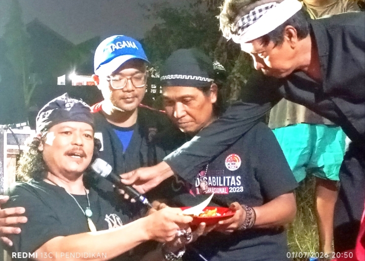 Tampak dari depan kiri, Ketua IKD Pusat Surabaya, Tagana, Ketua KPJ Batu, Ketua Pelaksana ketika penyerahan potong tumpeng.