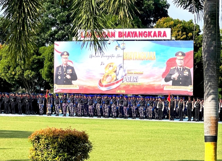 Tampak personil antusias dan kidmat mengikuti upacara HUT Bhayangkara ke-80.