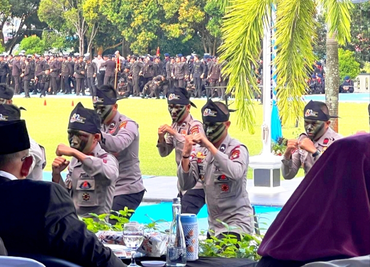 Tampak anggota menampilkan gerakan yang kompak.