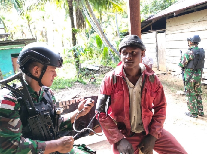 Petugas ketika memeriksa Warga Masyarakat. 