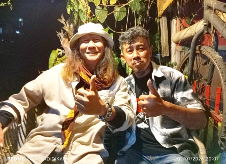 Alex KPJ ketika bersama Ketua Umum KPJ di sekretariat KPJ Batu.