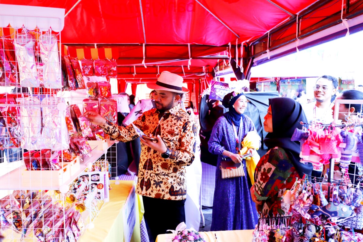 Wakil Wali Kota Batu ketika melihat lihat hasil UMKM yang di tampilkan.