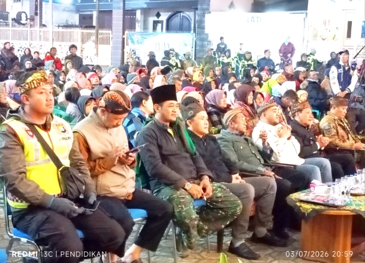 Tampak antusias masyarakat memenuhi halaman Balai Desa Sumberbrantas dalam acara puncak Selamatan desa.