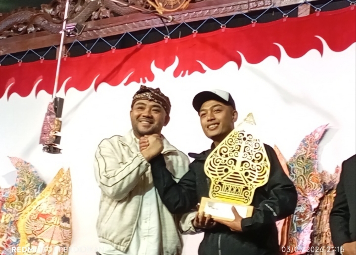 Wakil Wali Kota Batu ketika memberikan piala kepada Juara 1 pawai budaya desa. 