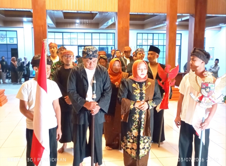 Ritual Idher Dungo berjalan keliling desa tanpa menggunakan alas kaki, tampak ketika awal mulai berangkat ritual.