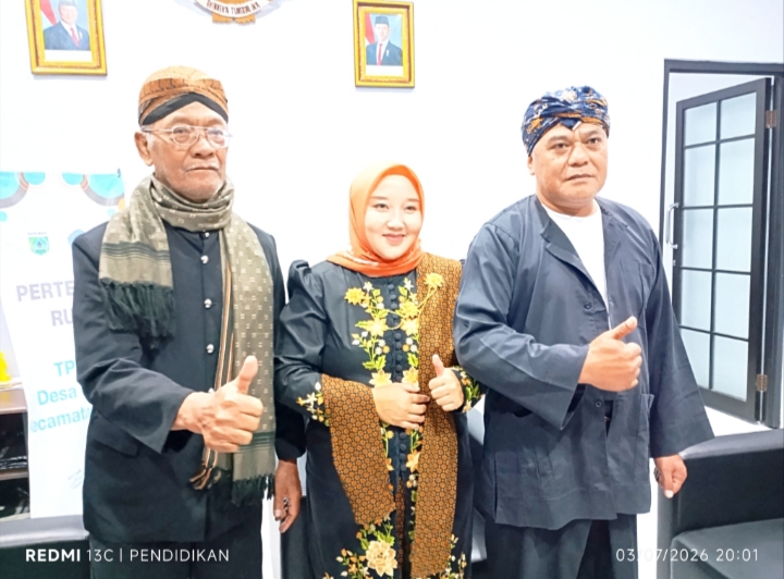 Sesepuh desa ketika bersama Kepala Desa Bumiaji dan Ketua TP PKK Desa Bumiaji.