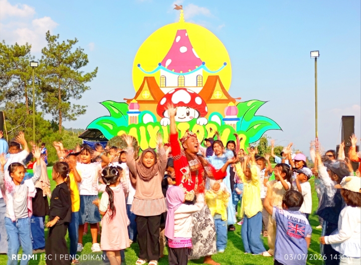 Penonton ikut bersuka ria bersama sama turun di Ampiteater Mikutopia.