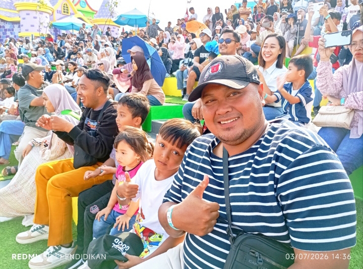 Adi Kurniawan sekeluarga dari Gresik ketika selesai menikmati seluruh wahana dan sangat terpukau melihat kebudayaan.
