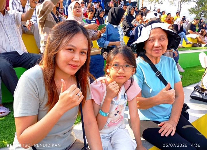 Efa bersama keluarga besarnya wisatawan dari Jakarta Barat ketika menikmati suguhan budaya di Mikutopia.