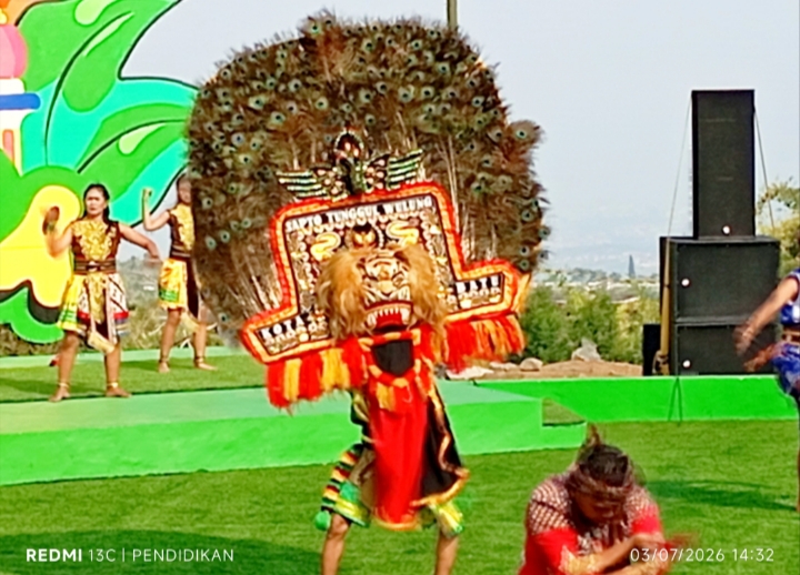 Penampilan Reag dan Sembur Geni menjadi daya tarik bagi wisatawan.