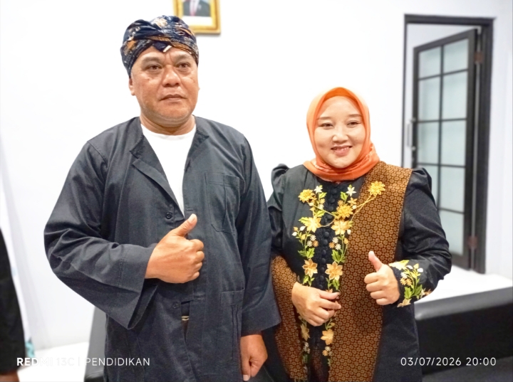 Kepala Desa Bumiaji ketika Bersama Ketua TP PKK Desa Bumiaji.
