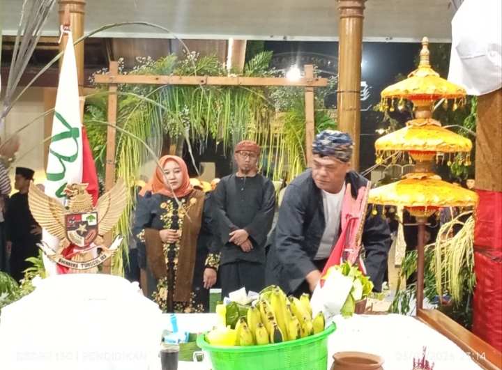 Kepala desa tampak mencapkan tongkat garuda Pancasila disalah satu pojok masuk pendopo.