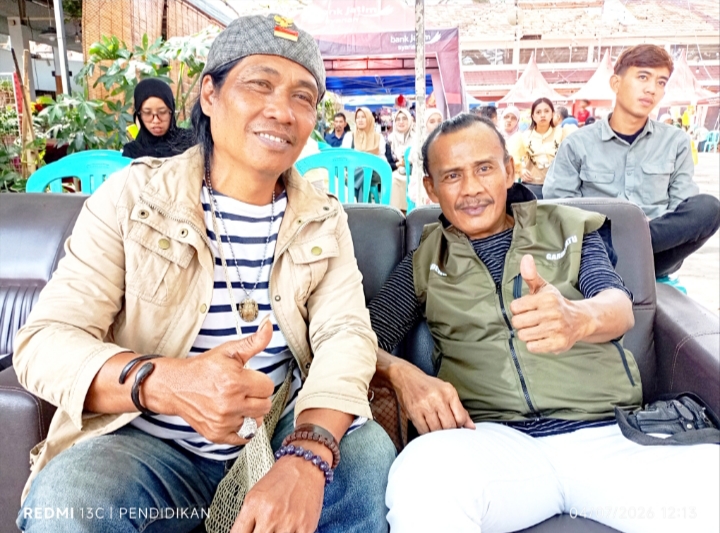 Salah satu Juri dalam lomba menyanyi dirangkaian kegiatan Festival UMKM, Imron Sadewo bersama Ketua KPJ Kota Batu.