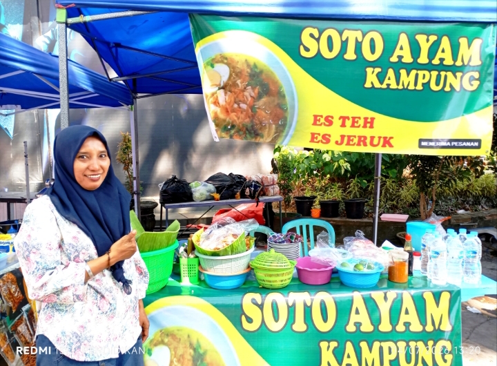 Salah satu peserta UMKM dengan menyuguhkan makanan serta minuman.