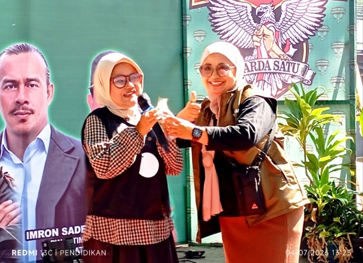 Salah satu anggota Garda Satu ketika memberikan Saweran kepada salah satu peserta menyanyi.
