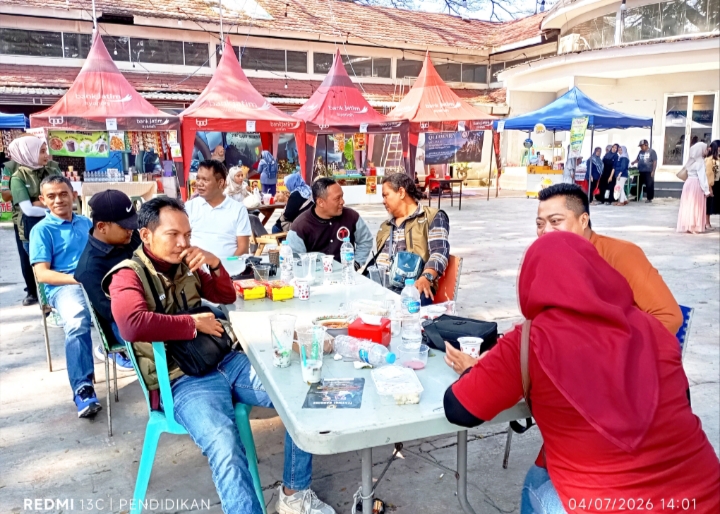 Tampak beberapa pengunjung menikmati makanan yang disuguhkan sembari mendengarkan lomba menyanyi.