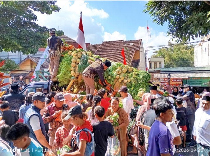 Tampak antusias masyarakat berebut tumpeng hasil bumi di halaman Kelurahan Temas.