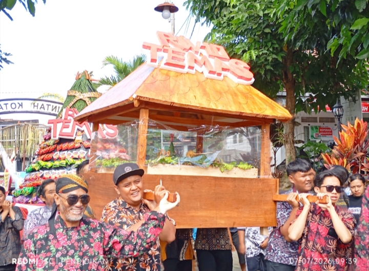Tampak warga masyarakat membawa nasi tumpeng.