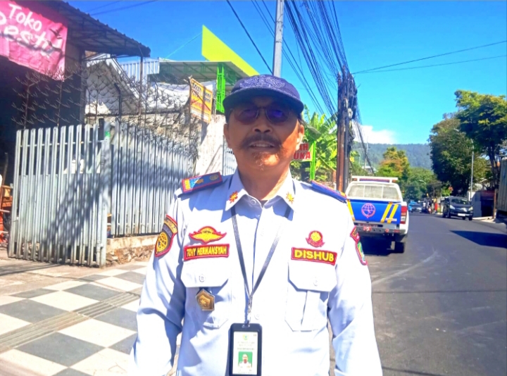 Kepala Bidang Sarpras Dishub Kota Batu ketika memberikan keteranganya ke awak media.