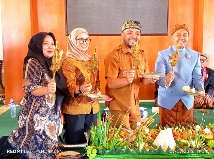 Tampak tengah Wakil Wali Kota Batu, Kepala Kelurahan Temas dan Ketua Komisi C DPRD Kota Batu menunjukan Sate Daging Kerbau.