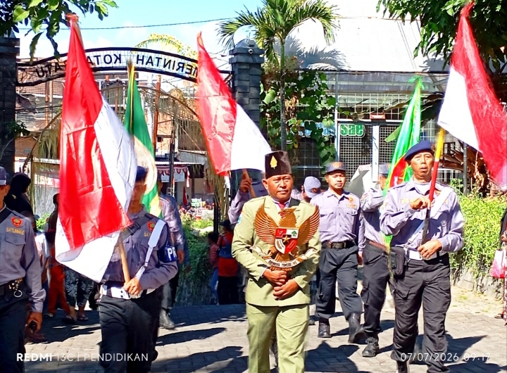 Tampak barisan pasukan dari Linmas dengan membawa bendera merah putih dan Garuda.
