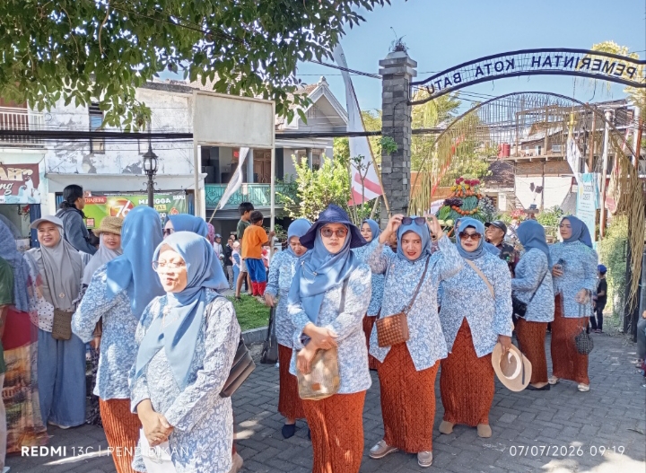 Tampak jajaran PKK Kelurahan Temas mengikuti kirab tumpeng selamatan Desa Kelurahan Temas ke-172