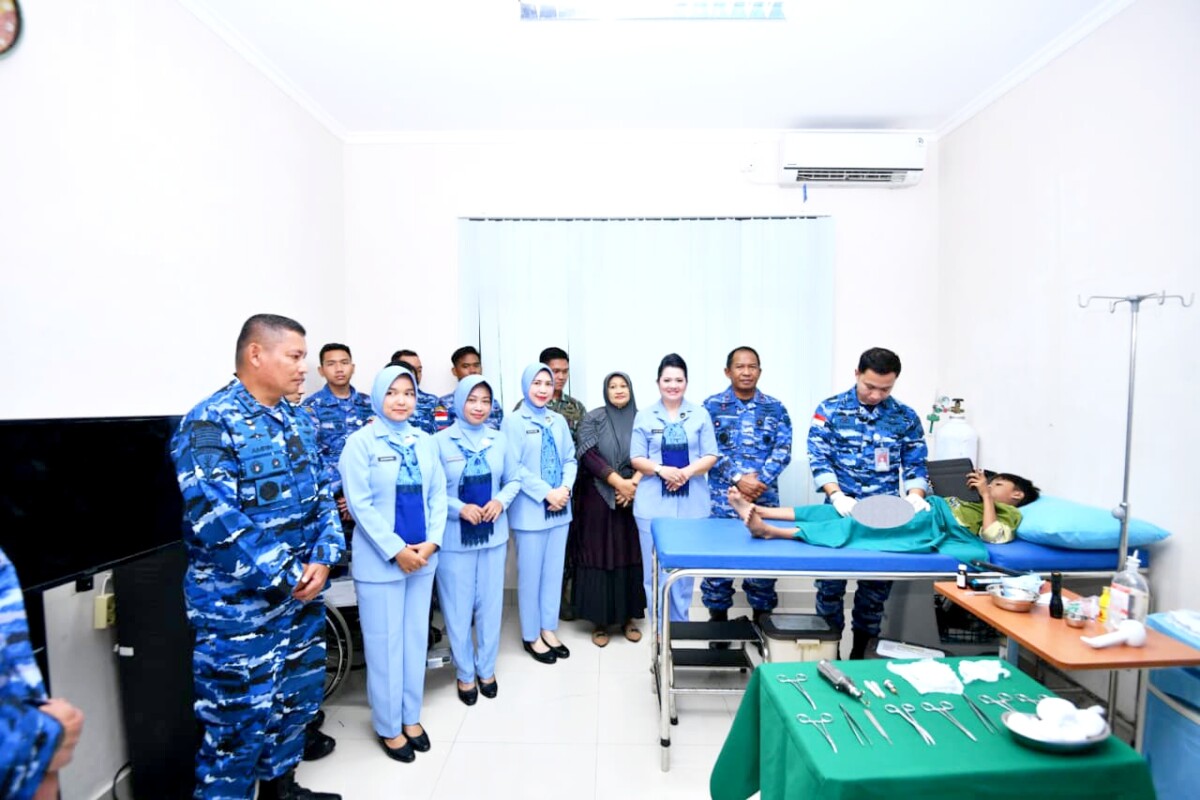 Tampak TNI AU serta petugas medis ketika mengkhitan.