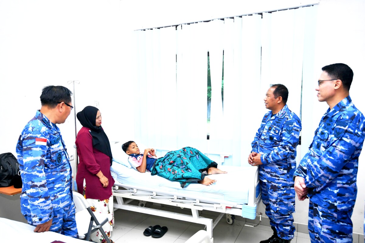 Tampak petugas bersama anak yang sudah di Khitan. 