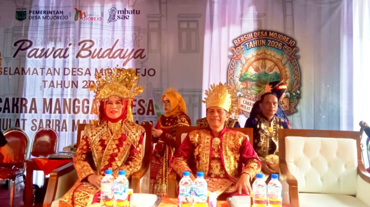 Kepala Desa Mojorejo bersama Ketua TP PKK Desa Mojorejo ketika di podium. 