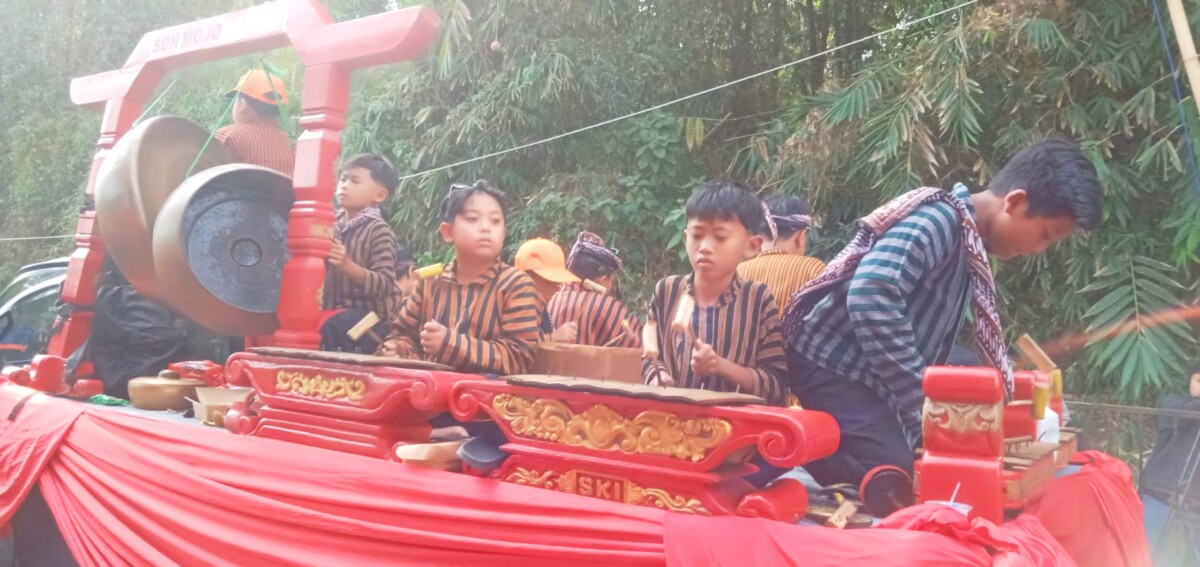 Tampak dengan antusias anak usia dini memainkan musik Jawa mengikuti pawai budaya. 
