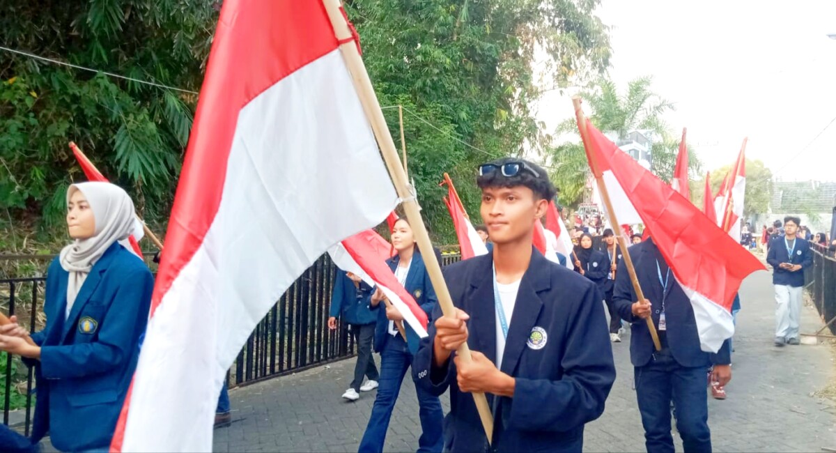 Tampilan pertama dengan membawa bendera merah putih. 